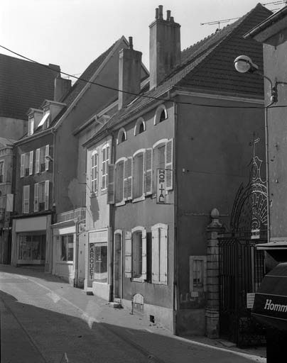 Logement de l'aumonier : façade antérieure de trois quarts gauche. © Yves Sancey / Région Bourgogne-Franche-Comté, Inventaire du patrimoine - 1989