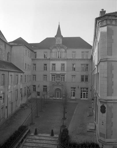 Façade antérieure du bâtiment principal. © Yves Sancey / Région Bourgogne-Franche-Comté, Inventaire du patrimoine - 1989