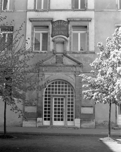 Façade antérieure du bâtiment principal : détail du portail d'entrée. © Yves Sancey / Région Bourgogne-Franche-Comté, Inventaire du patrimoine - 1989