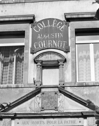 Façade antérieure du bâtiment principal : détail de la niche au dessus du portail d'entrée. © Yves Sancey / Région Bourgogne-Franche-Comté, Inventaire du patrimoine - 1989