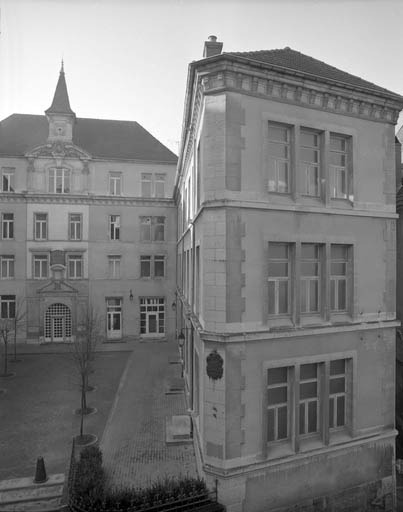 Aile droite et façade antérieure du bâtiment principal. © Yves Sancey / Région Bourgogne-Franche-Comté, Inventaire du patrimoine - 1989