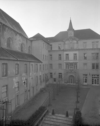 Aile gauche et façade antérieure du bâtiment principal. © Yves Sancey / Région Bourgogne-Franche-Comté, Inventaire du patrimoine - 1989