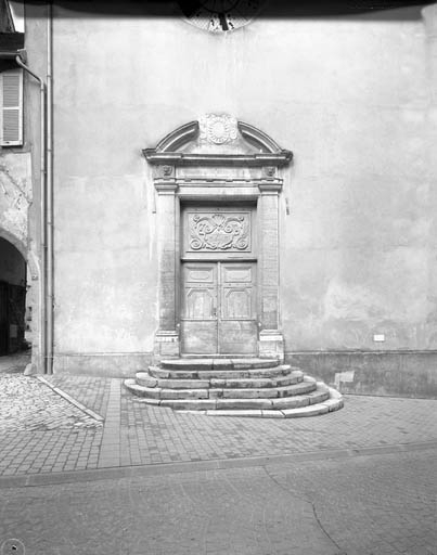Chapelle : façade antérieure, détail du portail d'entrée. © Yves Sancey / Région Bourgogne-Franche-Comté, Inventaire du patrimoine - 1989