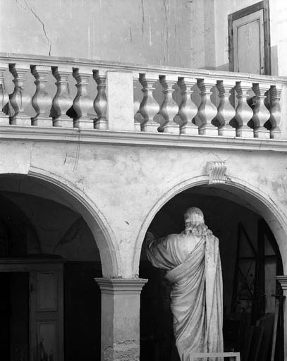 Chapelle : intérieur, détail d'un arc et de la clôture de la tribune. © Yves Sancey / Région Bourgogne-Franche-Comté, Inventaire du patrimoine - 1989