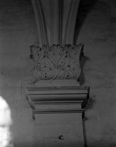 Chapelle : intérieur, détail d'un chapiteau de face. © Yves Sancey / Région Bourgogne-Franche-Comté, Inventaire du patrimoine - 1989