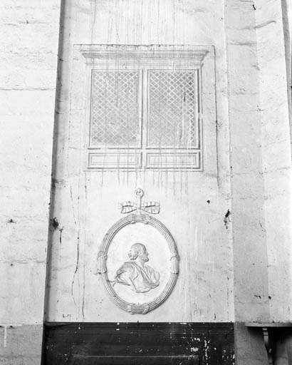 Chapelle : intérieur, façade latérale gauche du choeur avec médaillon de saint Pierre surmonté d'une fausse baie. © Yves Sancey / Région Bourgogne-Franche-Comté, Inventaire du patrimoine - 1989