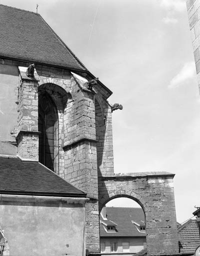 Chevet : détail des contreforts partie droite. © Yves Sancey / Région Bourgogne-Franche-Comté, Inventaire du patrimoine - 1989