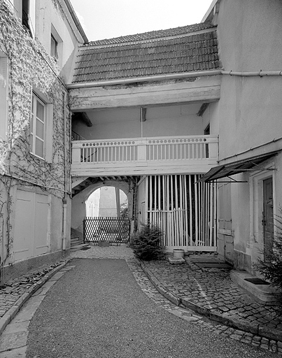 Détail : galerie de liaison entre logement gauche sur cour et bâtiment sur rue. © Yves Sancey / Région Bourgogne-Franche-Comté, Inventaire du patrimoine - 1989