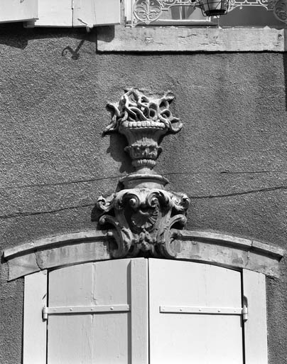 Façade antérieure : détail du décor de l'arc de la baie à droite de la porte d'entrée. © Yves Sancey / Région Bourgogne-Franche-Comté, Inventaire du patrimoine - 1989 Façade antérieure : détail du décor de l'arc de la baie à droite de la porte d'entrée. © Yves Sancey / Région Bourgogne-Franche-Comté, Inventaire du patrimoine - 1989