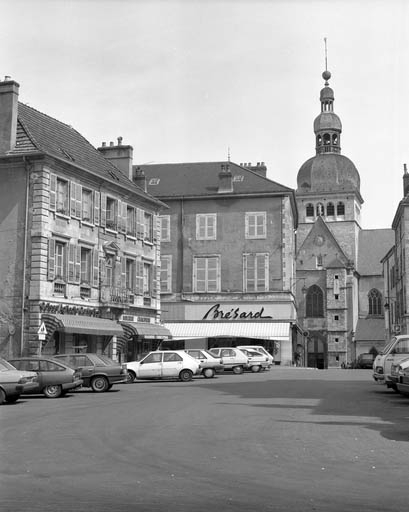 Clocher et bras droit du transept depuis la place Charles de Gaulle. © Yves Sancey / Région Bourgogne-Franche-Comté, Inventaire du patrimoine - 1989