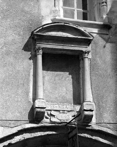 Façade antérieure : partie droite, détail de la niche au dessus du portail d'entrée. © Yves Sancey / Région Bourgogne-Franche-Comté, Inventaire du patrimoine - 1989