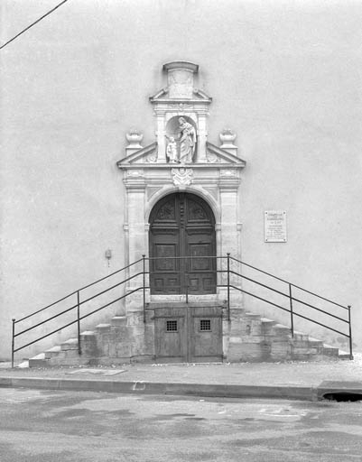 Chapelle : portail d'entrée. © Yves Sancey / Région Bourgogne-Franche-Comté, Inventaire du patrimoine - 1989