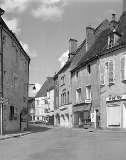 Façade antérieure de trois quarts droit. © Yves Sancey / Région Bourgogne-Franche-Comté, Inventaire du patrimoine - 1989