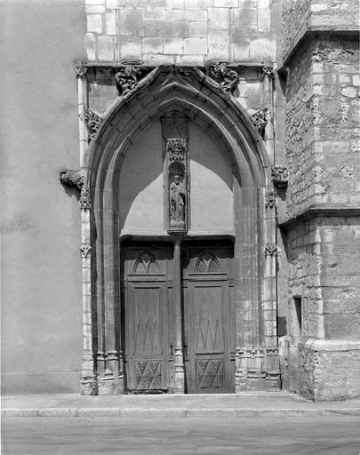 Bras droit du transept : portail d'entrée. © Yves Sancey / Région Bourgogne-Franche-Comté, Inventaire du patrimoine - 1989