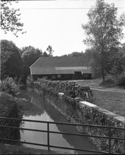 Le canal et la halle à charbon en 1989. © Yves Sancey / Région Bourgogne-Franche-Comté, Inventaire du patrimoine - 1989 Le canal et la halle à charbon en 1989. © Yves Sancey / Région Bourgogne-Franche-Comté, Inventaire du patrimoine - 1989
