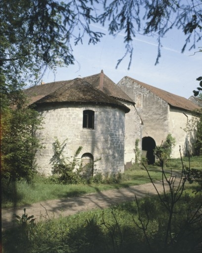 Façade postérieure de l'ancien logis seigneurial : détail d'une tour d'angle. © Yves Sancey / Région Bourgogne-Franche-Comté, Inventaire du patrimoine - 1989