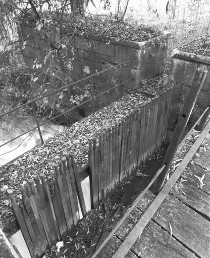 Barrage à aiguilles sur le canal d'amenée en 1989. © Yves Sancey / Région Bourgogne-Franche-Comté, Inventaire du patrimoine - 1989