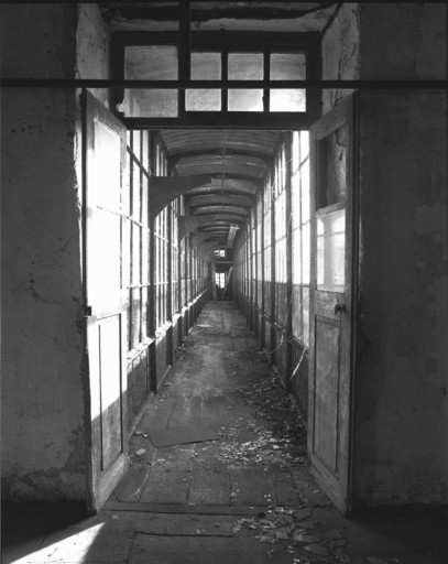 L'entrée de la passerelle depuis le moulin de commerce en 1989. © Yves Sancey / Région Bourgogne-Franche-Comté, Inventaire du patrimoine - 1989