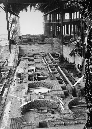 Atelier de caustification : construction des pots. © Jérôme  Mongreville (reproduction), Charnotet / Région Bourgogne-Franche-Comté, Inventaire du patrimoine - 1990 Atelier de caustification : construction des pots. © Jérôme  Mongreville (reproduction), Charnotet / Région Bourgogne-Franche-Comté, Inventaire du patrimoine - 1990