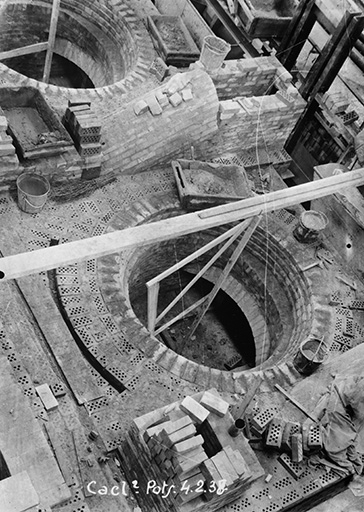 Atelier du chlorure de calcium : construction des pots. © Jérôme  Mongreville (reproduction), Charnotet / Région Bourgogne-Franche-Comté, Inventaire du patrimoine - 1990 Atelier du chlorure de calcium : construction des pots. © Jérôme  Mongreville (reproduction), Charnotet / Région Bourgogne-Franche-Comté, Inventaire du patrimoine - 1990