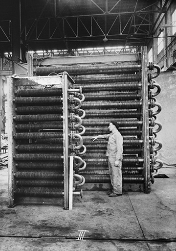 Atelier de réparation : remise en état de réchauffeurs de la caustification. © Jérôme  Mongreville (reproduction), Charnotet / Région Bourgogne-Franche-Comté, Inventaire du patrimoine - 1990 Atelier de réparation : remise en état de réchauffeurs de la caustification. © Jérôme  Mongreville (reproduction), Charnotet / Région Bourgogne-Franche-Comté, Inventaire du patrimoine - 1990