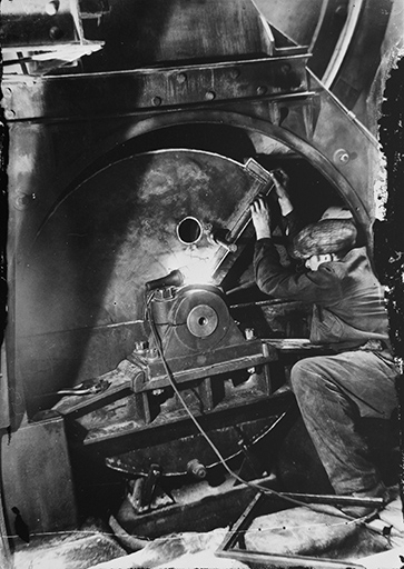 Atelier de réparation : intervention sur le galet sécheur d'un four tournant de la soudière. © Jérôme  Mongreville (reproduction), Charnotet / Région Bourgogne-Franche-Comté, Inventaire du patrimoine - 1990 Atelier de réparation : intervention sur le galet sécheur d'un four tournant de la soudière. © Jérôme  Mongreville (reproduction), Charnotet / Région Bourgogne-Franche-Comté, Inventaire du patrimoine - 1990