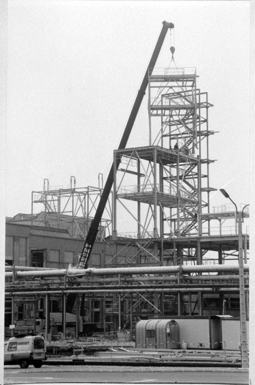 Mise en place de la structure du PVDF. © Jean-Pierre  Bévalot (reproduction) / Région Bourgogne-Franche-Comté, Inventaire du patrimoine - 1990 Mise en place de la structure du PVDF. © Jean-Pierre  Bévalot (reproduction) / Région Bourgogne-Franche-Comté, Inventaire du patrimoine - 1990