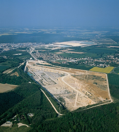La carrière vue de l'est, photographie aérienne. © Yves Sancey / Région Bourgogne-Franche-Comté, Inventaire du patrimoine - 1990 La carrière vue de l'est, photographie aérienne. © Yves Sancey / Région Bourgogne-Franche-Comté, Inventaire du patrimoine - 1990