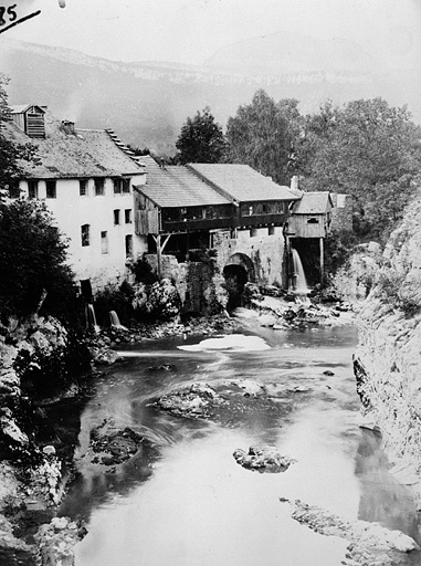 Façade de la scierie et du moulin sur la Bienne. © Jérôme  Mongreville (reproduction) / Région Bourgogne-Franche-Comté, Inventaire du patrimoine - 1990