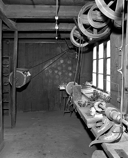Intérieur : tonneau de polissage et tours à polir. © Yves Sancey / Région Bourgogne-Franche-Comté, Inventaire du patrimoine - 1990