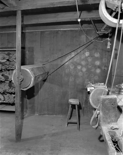 Intérieur : tonneau de polissage et tour à polir. © Yves Sancey / Région Bourgogne-Franche-Comté, Inventaire du patrimoine - 1990