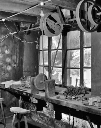 Intérieur : tour à polir et transmission. © Yves Sancey / Région Bourgogne-Franche-Comté, Inventaire du patrimoine - 1990