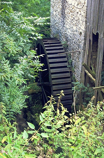 Vue en plongée de la roue hydraulique. © Laurent Poupard / Région Bourgogne-Franche-Comté, Inventaire du patrimoine - 1990