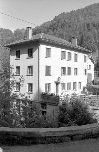 Logement patronal vu de trois quarts gauche. Atelier en soubassement. © Laurent Poupard / Région Bourgogne-Franche-Comté, Inventaire du patrimoine - 1990 Logement patronal vu de trois quarts gauche. Atelier en soubassement. © Laurent Poupard / Région Bourgogne-Franche-Comté, Inventaire du patrimoine - 1990