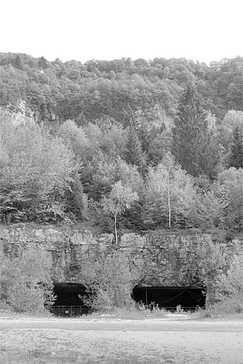Entrées de la carrière souterraine (en 1990), partie centrale. © Laurent Poupard / Région Bourgogne-Franche-Comté, Inventaire du patrimoine - 1990