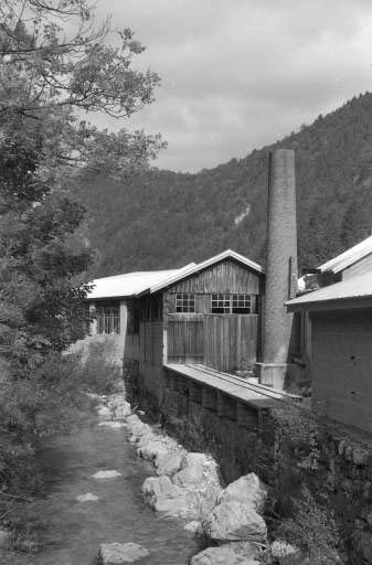 Cheminée d'usine et cours d'eau. © Laurent Poupard / Région Bourgogne-Franche-Comté, Inventaire du patrimoine - 1990