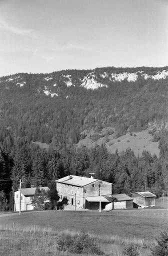 Vue d'ensemble depuis l'est. © Laurent Poupard / Région Bourgogne-Franche-Comté, Inventaire du patrimoine - 1990 Vue d'ensemble depuis l'est. © Laurent Poupard / Région Bourgogne-Franche-Comté, Inventaire du patrimoine - 1990