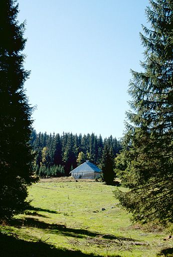 Vue de situation du chalet d'estive du Petit Boulu. © Laurent Poupard / Région Bourgogne-Franche-Comté, Inventaire du patrimoine - 1990