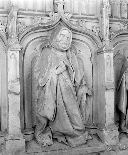 Détail : face nord, 6ème pleurant (en partant de la gauche). © Jérôme Mongreville / Région Bourgogne-Franche-Comté, Inventaire du patrimoine - 1990