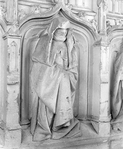 Détail : face sud, 4ème pleurant (en partant de la gauche). © Jérôme Mongreville / Région Bourgogne-Franche-Comté, Inventaire du patrimoine - 1990