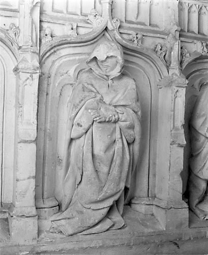 Détail : face sud, 5ème pleurant (en partant de la gauche). © Jérôme Mongreville / Région Bourgogne-Franche-Comté, Inventaire du patrimoine - 1990