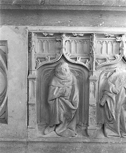 Détail : face sud, 1er pleurant (en partant de la gauche). © Jérôme Mongreville / Région Bourgogne-Franche-Comté, Inventaire du patrimoine - 1990