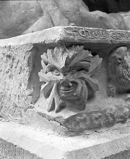 Détail : masque phytomorphe sur la frise. © Jérôme Mongreville / Région Bourgogne-Franche-Comté, Inventaire du patrimoine - 1990