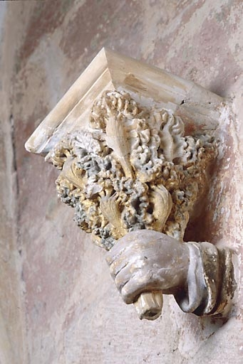 Main portant un bouquet, vue de trois quarts. © Jérôme Mongreville / Région Bourgogne-Franche-Comté, Inventaire du patrimoine - 1990