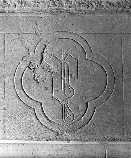 Monogramme d'Amé de Chalon sur le faux tombeau de la 9eme grande arcade nord. © Jérôme Mongreville / Région Bourgogne-Franche-Comté, Inventaire du patrimoine - 1990
