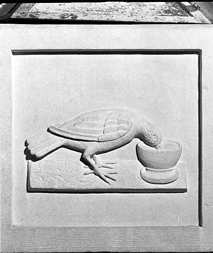 Détail : bas-relief : oiseau picorant. © Jérôme Mongreville / Région Bourgogne-Franche-Comté, Inventaire du patrimoine - 1990