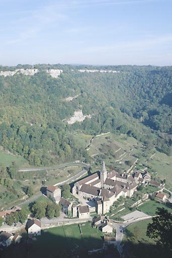 Vue générale de l'abbaye et de la reculée depuis le sud-ouest. © Jérôme Mongreville / Région Bourgogne-Franche-Comté, Inventaire du patrimoine - 1990