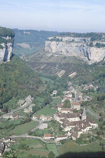 Vue générale de l'abbaye depuis le plateau, à l'est. © Jérôme Mongreville / Région Bourgogne-Franche-Comté, Inventaire du patrimoine - 1990