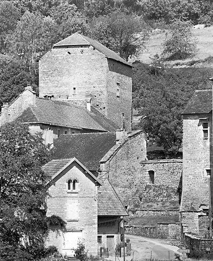 Le donjon et l'hôtellerie vus depuis le sud est. © Jérôme Mongreville / Région Bourgogne-Franche-Comté, Inventaire du patrimoine - 1990