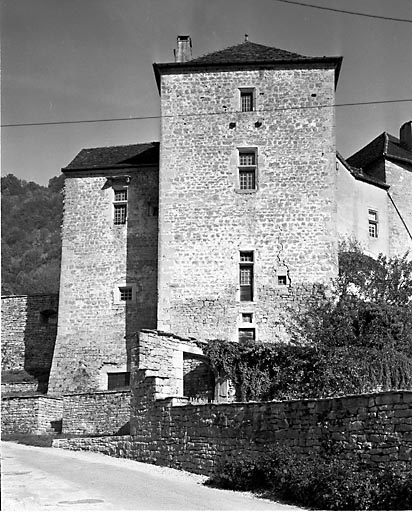 Face sud ouest de la tour de justice. © Jérôme Mongreville / Région Bourgogne-Franche-Comté, Inventaire du patrimoine - 1990